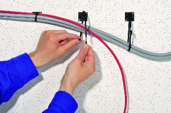 Certaines solutions de gestion des câbles peuvent être combinés avec des colliers de câbles – la gamme Q-Mounts en est un exemple.