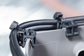 Clips de fixation pour un acheminement sûr des câbles