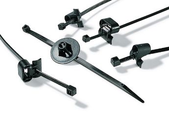 Collier de serrage avec éléments de fixation d'attache câble spécialisés pour l'industrie automobile