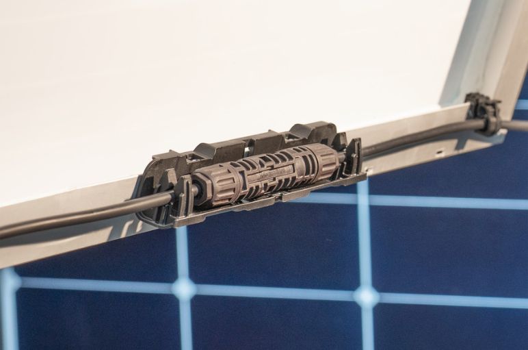 Clip pour connecteur MC4 HellermannTyton fixé sur le cadre d'un module solaire
