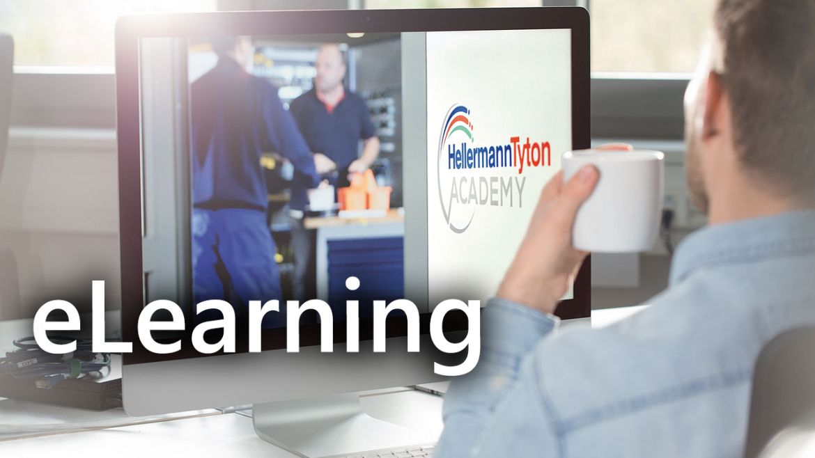 Homme assis devant un moniteur et faisant un eLearning ACADEMY