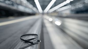 Attache de câble sur rail