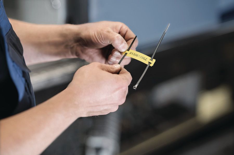 Un travailleur applique un marqueur de câble Tiptag avec un collier de serrage