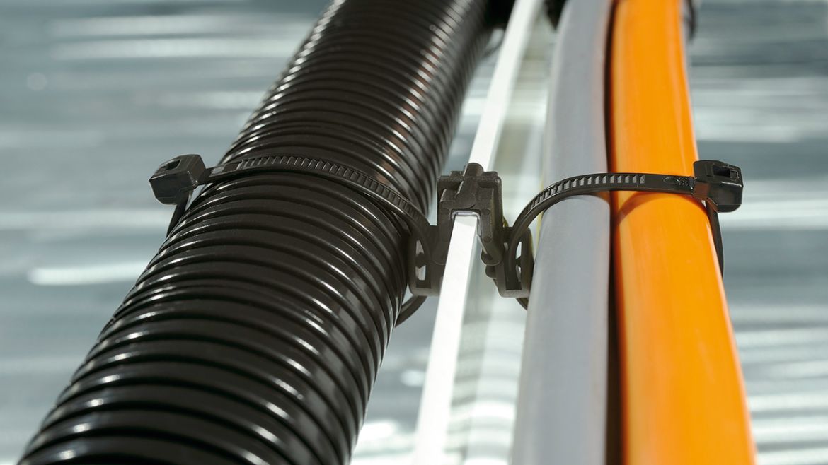Les EdgeClips s'avèrent être un support idéal pour fixer les câbles une fois qu'ils ont été retirés des chemins de câbles.