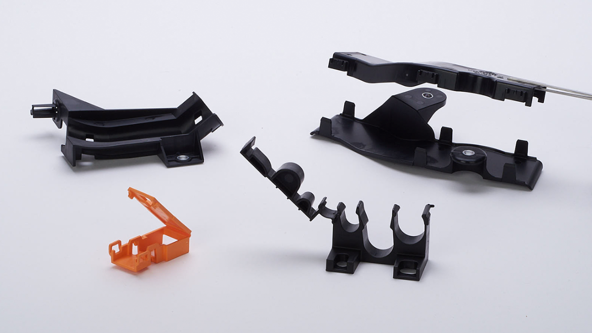 Image présentant des exemples de pièces personnalisées fabriquées à partir de matières plastiques alternatives.