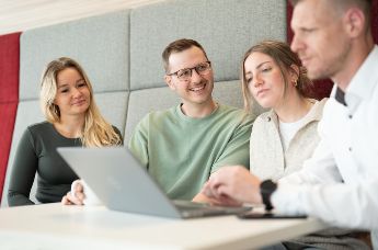 Groupe de collaborateurs hommes et femmes