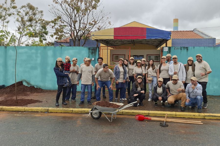 Plantation d'arbres dans une école publique au Brésil