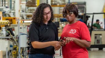 Image montrant deux femmes travaillant en industrie