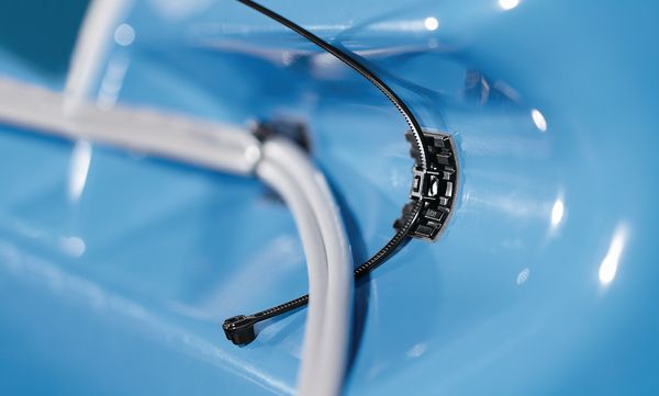 Embases adhésives pour colliers de serrage