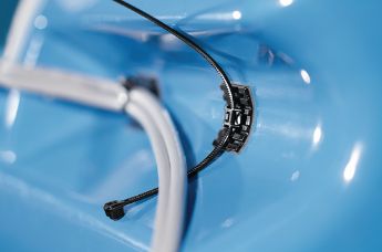 Embases adhésives pour colliers de serrage