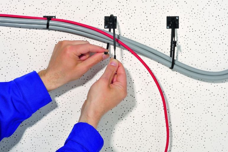 Certaines solutions de gestion des câbles peuvent être combinés avec des colliers de câbles – la gamme Q-Mounts en est un exemple.