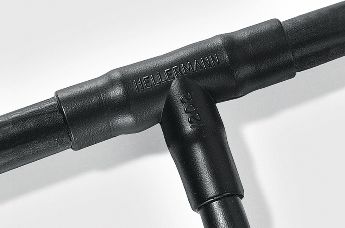 Pièce moulée thermorétractable avec revêtement adhésif