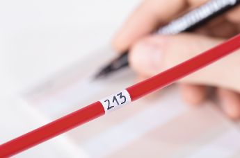 Les étiquettes de sécurité Helatag 1251 permettent de répondre à toutes les exigences en matière de sécurité industrielle.