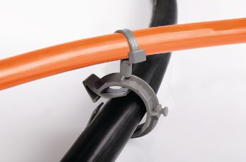 Les clips de câble pour tuyaux offrent une flexibilité parfaite pour le routage de câbles.