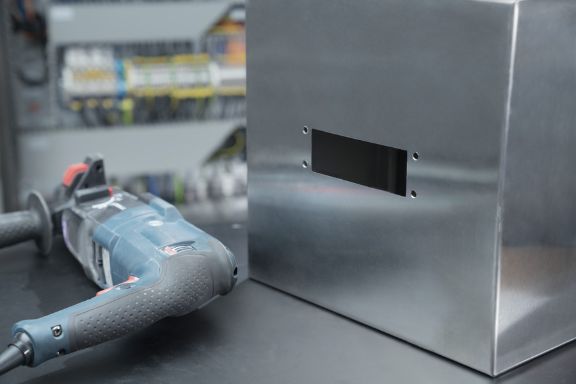 Plaque passe-câbles VarioPlate avec des découpes pour connecteurs de taille standard