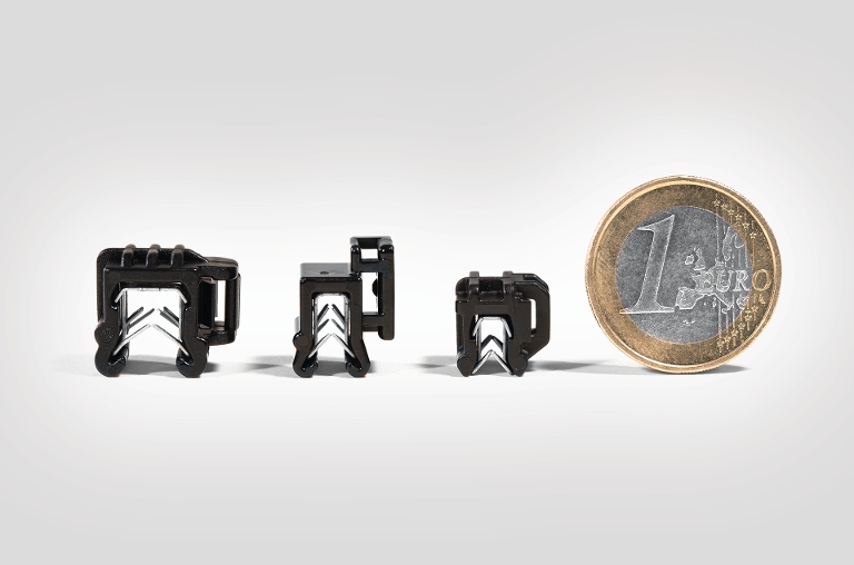 Le clip de fixation pour les bord de tôle (EdgeClip Mini) est 30% plus petit que les autres supports de câble.