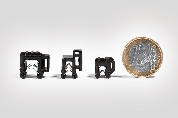 Le clip de fixation pour les bord de tôle (EdgeClip Mini) est 30% plus petit que les autres supports de câble.