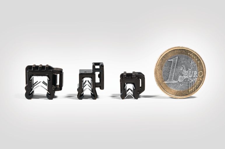 Le clip de fixation pour les bord de tôle (EdgeClip Mini) est 30% plus petit que les autres supports de câble.