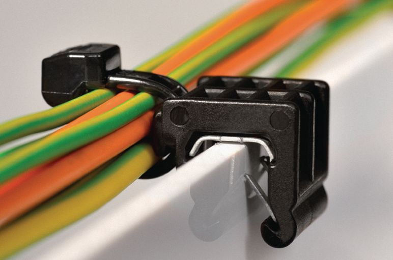 clips de fixation pour les bords de tôle, parallèles à la direction du bord