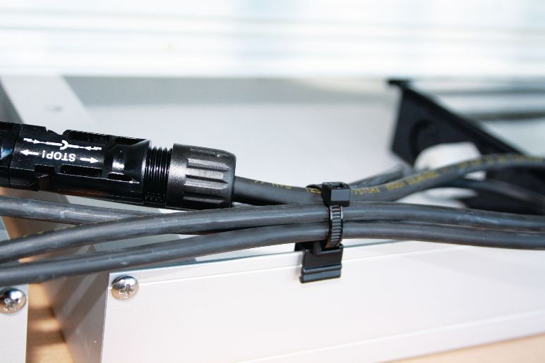 Clips pour bords de tôle pour la fixation dans les installations solaires