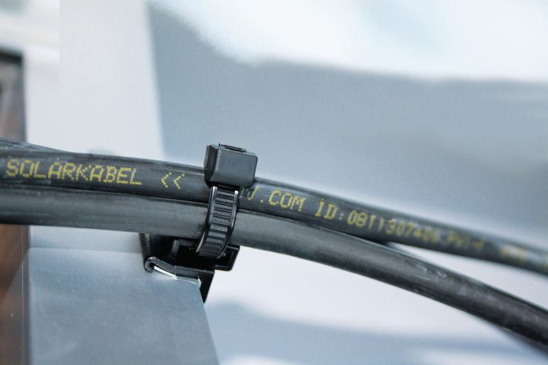 Clips pour bords de tôle résistants aux UV utilisés dans les centrales solaires